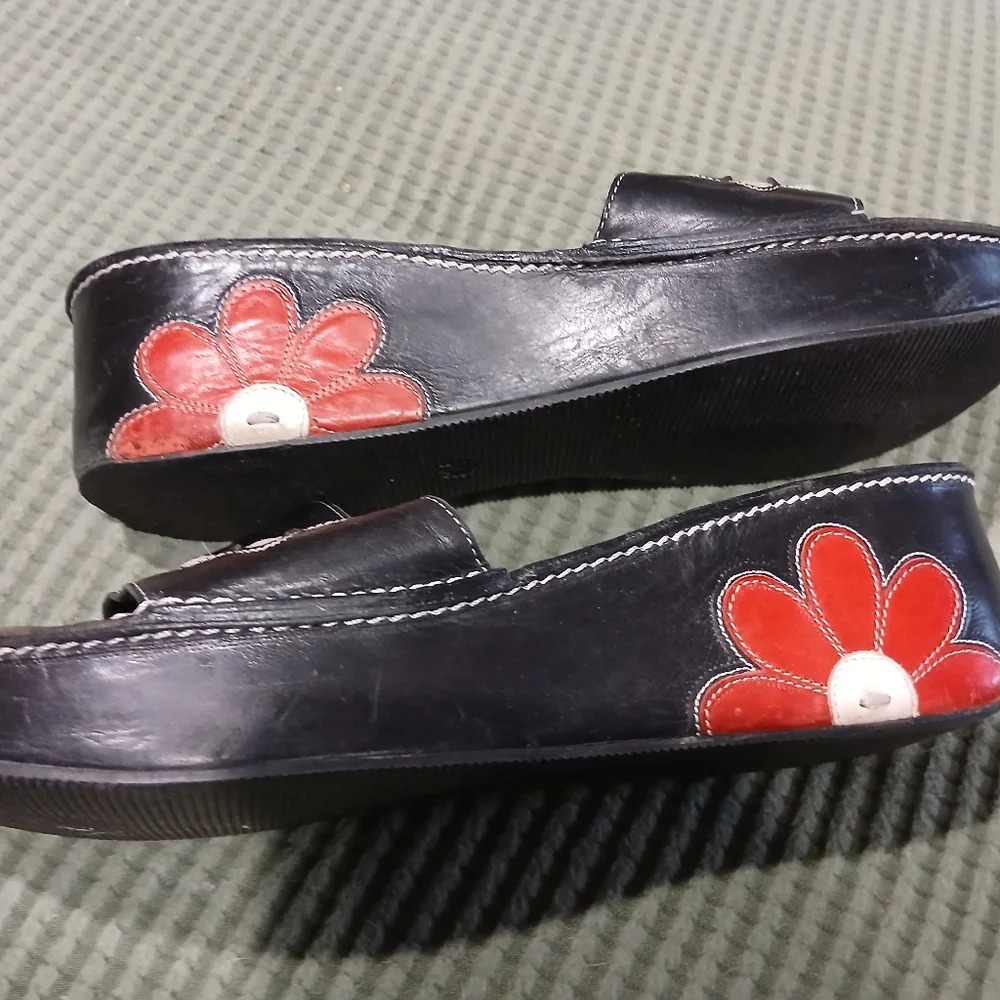Black Sandals with Red and White Floral Design - Picture 7 of 12